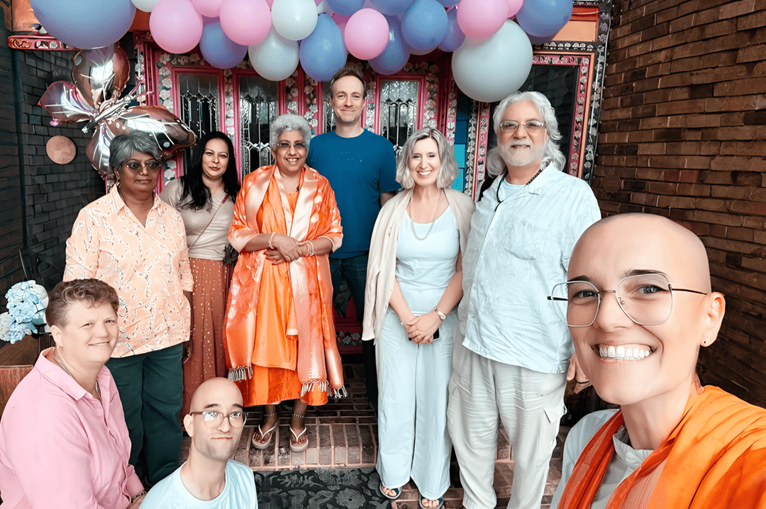Devotees and balloons welcome Guruji back to the Ashram in Clearwater, Florida
